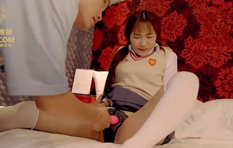 Chịch bạn thân không bao em còn bắt anh đứng quay phim xem bướm em chảy nước co giật sung sướng